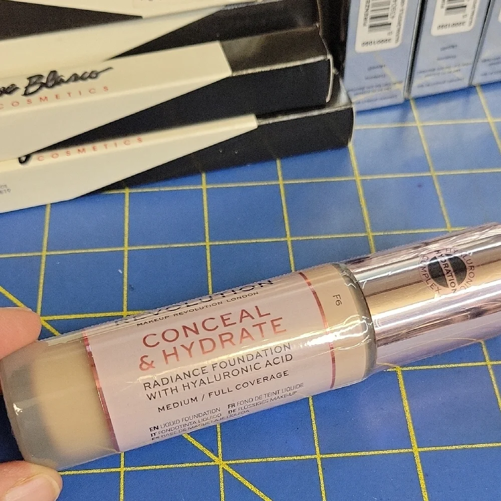 Revolution Conceal & Hydrate Foundation - Cream F6 New 23ml